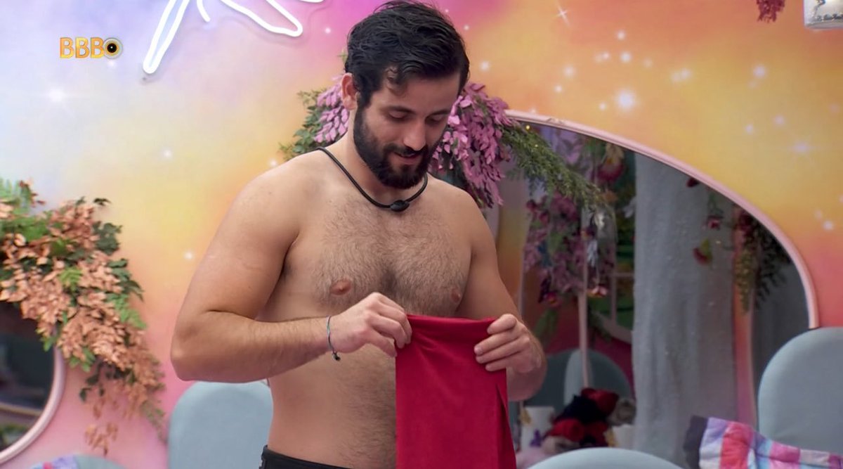 centralreality's tweet photo. Matteus está dobrando as roupas de sua amada Isabelle. https://t.co/dxsxsRX90l