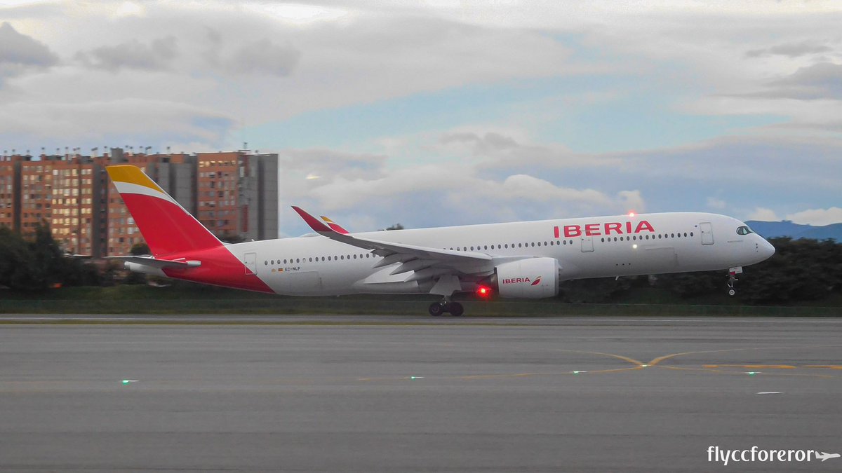 A 8357 pies el #A350 parece despegar bien "relajado". 

flic.kr/p/2pKgH1p