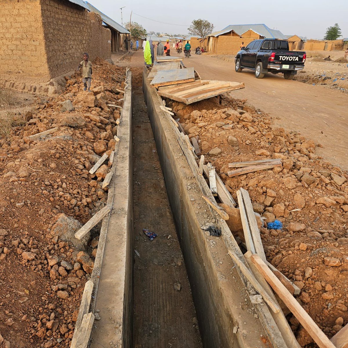 Construction of 12 km rural road from Giwa to Yakawada Road in Kaduna State. 

Status: Drainages under construction.
#WorkingForKaduna 
#KadunaRuralTransformation

Thank you @ubasanius