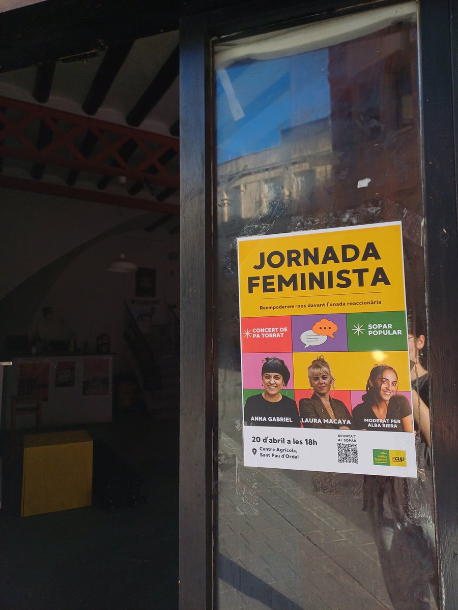 💜 Així llueix el casal de Sant Sadurní (@elcarrascp) anunciant l'acte on tocarem aquest cap de setmana: cada vegada queda menys per la Jornada Feminista que fan a #SantPau l'<a href="/aps_cup/">Alternativa per Subirats</a>! 

🙌🏽 Encara sou a temps d'apuntar-vos al sopar i venir a gaudir de la vetllada amb nosaltres.