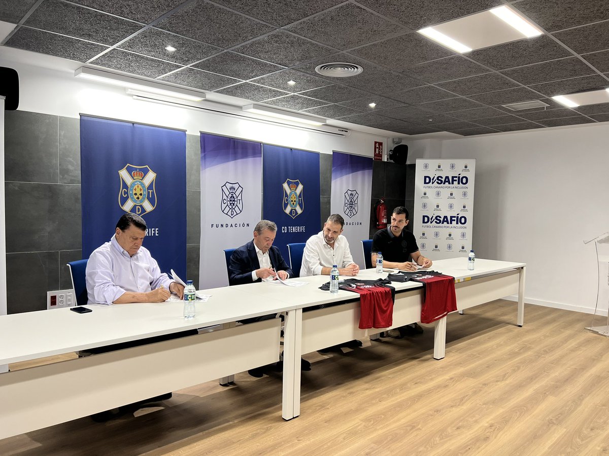 ✍️ Hoy se llevó a cabo la firma de convenios con @ArafoEdgar, en la que pasan a formar parte de los programas de colaboración del #CDTenerife y su @CDTFundacion. #YoSoyElTenerife