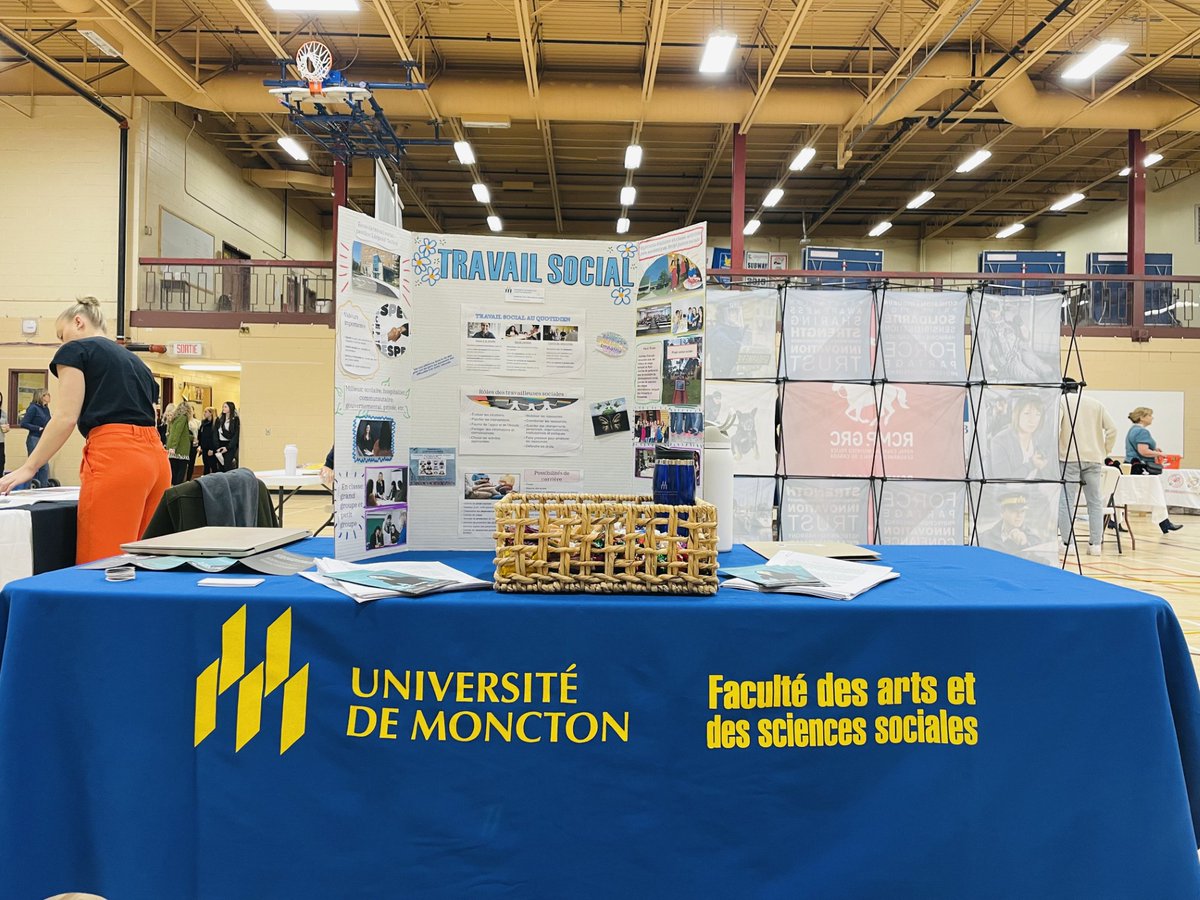 Samueljeanbap's tweet photo. EXPO-CARRIÈRES | vendredi 12 avril dernier sous le thème « J’explore ma place dans l’avenir », nous avons été invités par la conseillère en orientation de l’École Clément-Cormier à Bouctouche afin de présenter aux élèves de la 6e à la 12e le programme de travail social- @umoncton https://t.co/vZy3kFoTQi