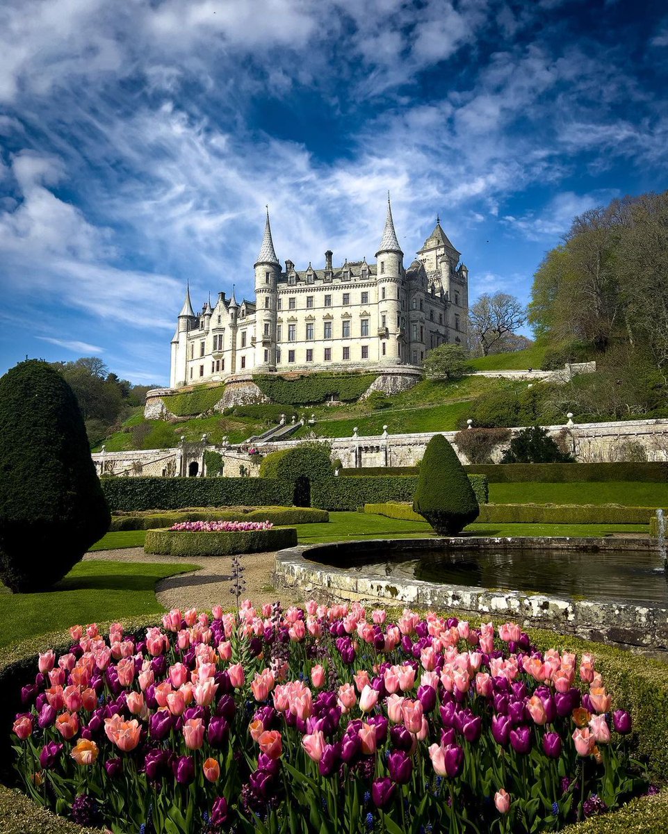 The beautiful Dunrobin Castle in springtime - what a bonnie sight! 🌷🏰 📍 Sutherland, #Highlands 📷 IG/vergiinia #ScotlandIsCalling