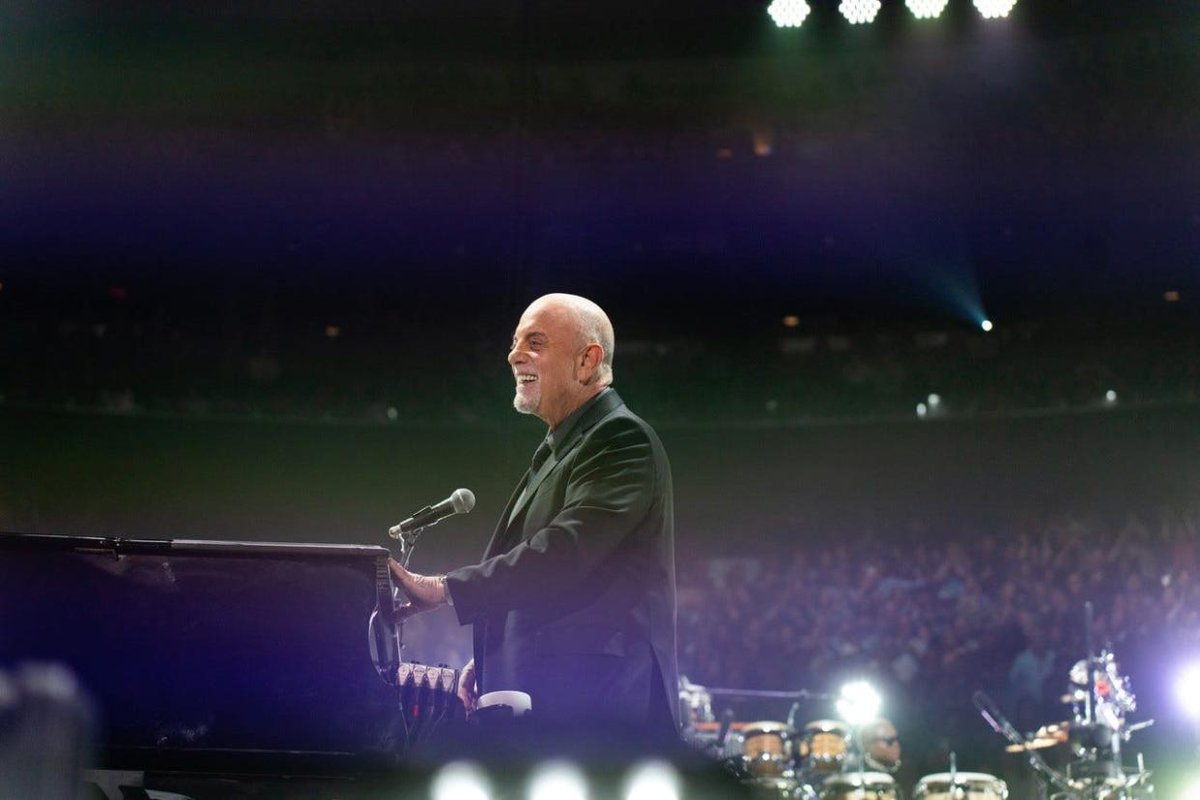 DailyTens's tweet photo. “#CBS abruptly cuts #BillyJoel’s 100th residency special during iconic ‘Piano Man’ performance”
https://t.co/yQorecsgrm https://t.co/vMGWmeCjMl