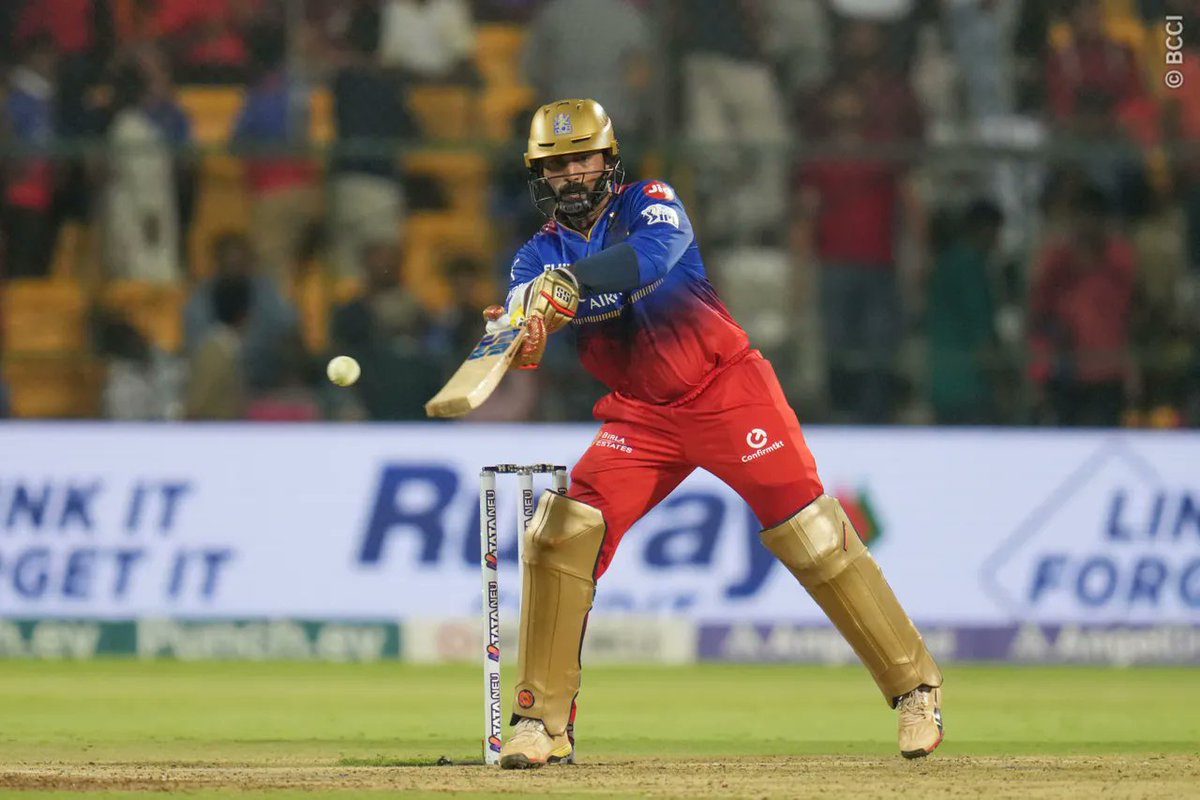 SALUTE, DINESH KARTHIK. 🫡

- 38 years old, being a part time commentator, trying his best for his team. 💥