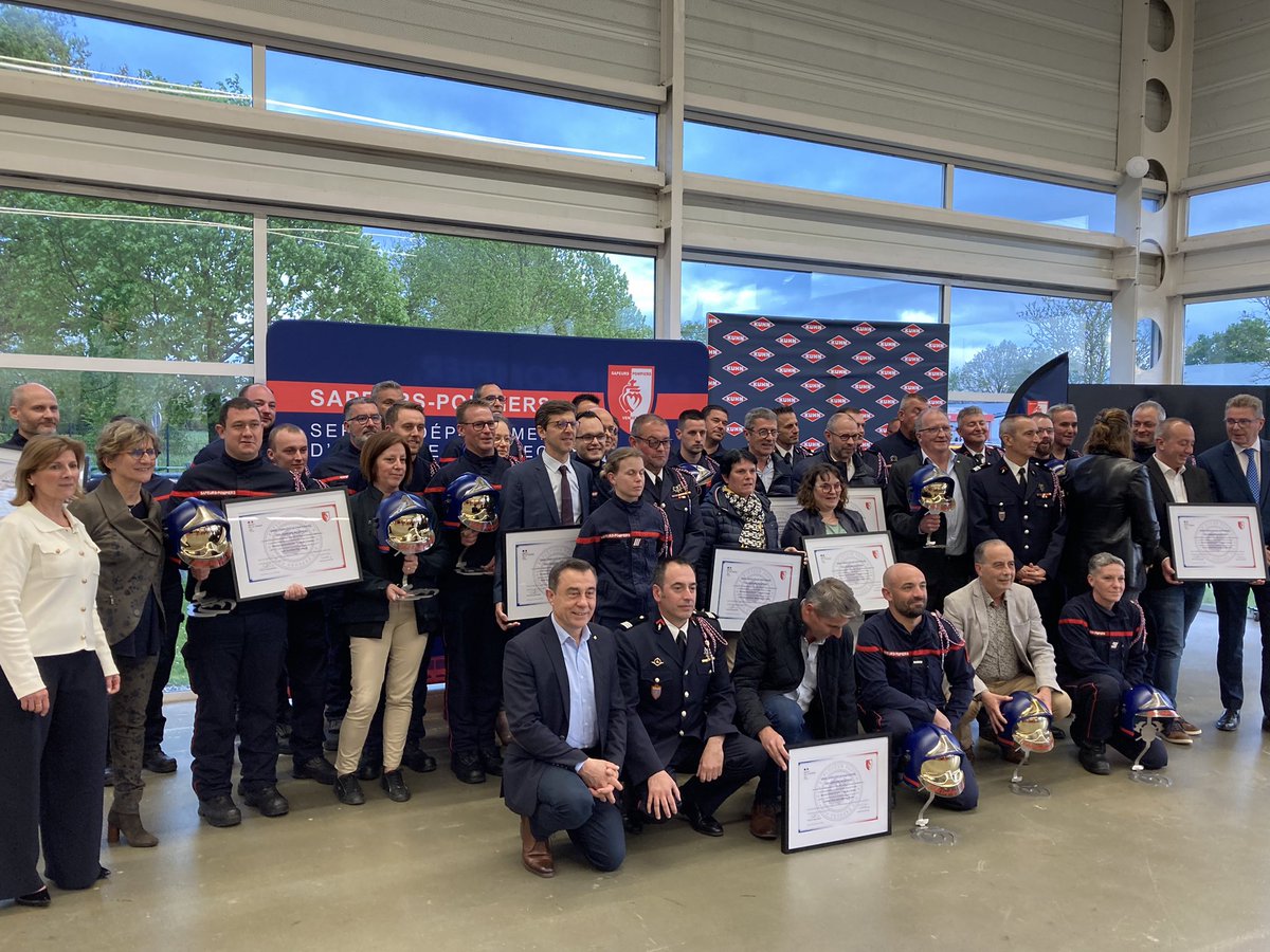 a_leboeuf's tweet photo. La cérémonie de remise des labels « Employeur partenaire des sapeurs-pompiers » démontre combien la #Vendée est une terre d’engagement et de générosité. Un label remis ce soir à 16 nouvelles entreprises et collectivités, dans les locaux de Kuhn Audureau à La Copechagnière. https://t.co/fm7DjNPEHv
