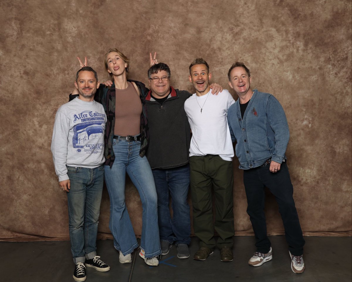 When the Hobbits meet Lady Dimitrescu…✌️🧛‍♀️

You guys are amazing– loved chatting 😘

#fanexpocleveland2024 #fanexpocleveland #comiccon #actors #lordoftherings #hobbits #ladydimitrescu #ladyd #residentevil #residentevilvillage #mashup