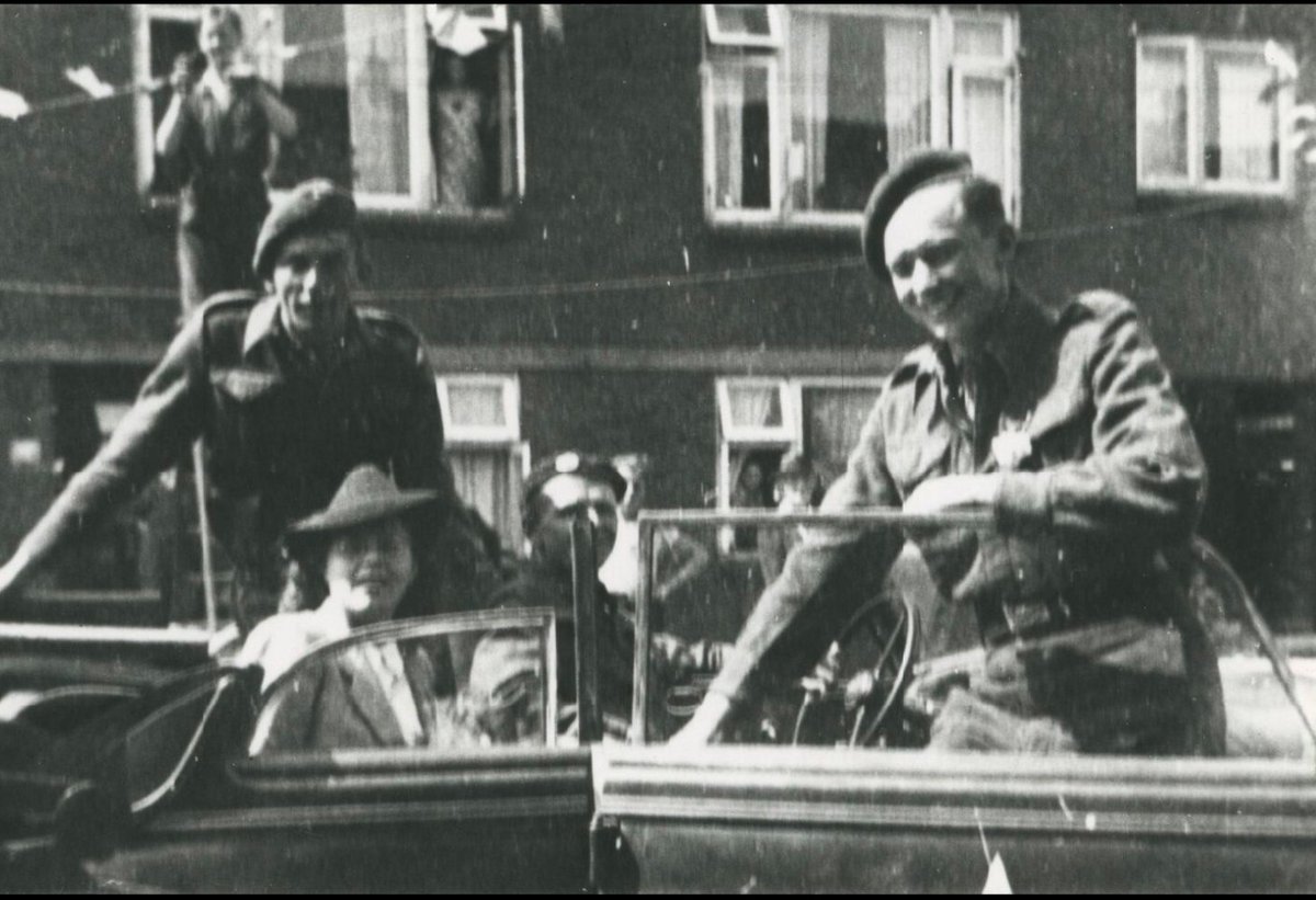 April 1945 bevrijding Groningen canadese militair met zijn vrouw in een auto in de Gratamastraat  #profbuurtoostvantoen