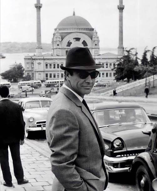 Sean Connery’nin 1963’te Dolmabahçe Yokuşu’nda çekilmiş fotosunu gördüm ve mahvoldum siz de görün……….