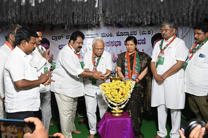 MankalSVaidya's tweet photo. ಲೋಕಸಭಾ ಚುನಾವಣೆ ಹಿನ್ನಲೆ ಉತ್ತರ ಕನ್ನಡ ಲೋಕಸಭಾ ಅಭ್ಯರ್ಥಿ Dr. Anjali Nimbalkar  ಪರವಾಗಿ ಇಂದು ಹೊನ್ನಾವರ ತಾಲೂಕಿನ ಬಳ್ಕೂರು, ಉಪ್ಪೊಣಿ ಹಾಗೂ ಮಾವಿನಕುರ್ವ ಜಿಲ್ಲಾ ಪಂಚಾಯತ್ ಮಟ್ಟದ ಪ್ರಚಾರ ಬಹಿರಂಗ ಸಭೆಗೆ ಚಾಲನೆ ನೀಡಿ ಕಾರ್ಯಕ್ರಮವನ್ನು ಉದ್ಘಾಟಿಸಲಾಯಿತು.

#LokasabhaElection2024 
#Vote4Congress
#MankalSVaidya https://t.co/NxrciN6dvd
