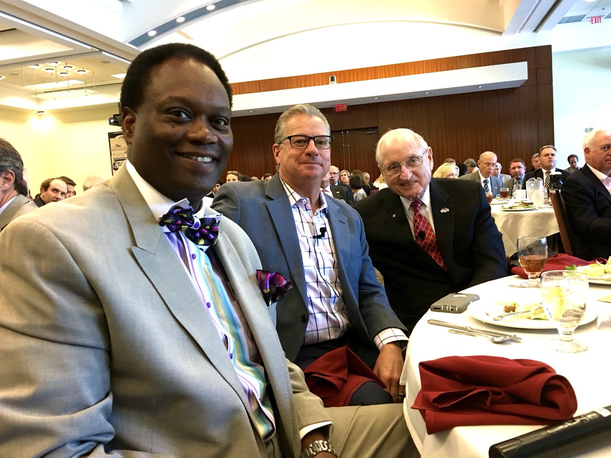 #Memorablemonday Enjoyed being on program at the Atlanta Rotary Lunch event with my Dawgs HOF teammate Kevin Butler and  my Legendary HOF Coach Vince Dooley.
#Sportsvisions #GoDawgs #georgiabulldogs #secfootball