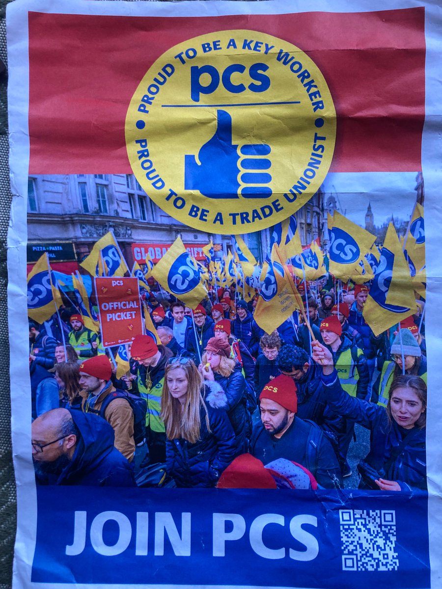 Up and about early with @PCSCultureGroup organising at the IWM (fighting against derecognition). Lovely weather for ducks 😏 And @pcs_union ponchos 😎 @SERTUCCLIC @TUCLaurieHeseld @PCSL_SE
