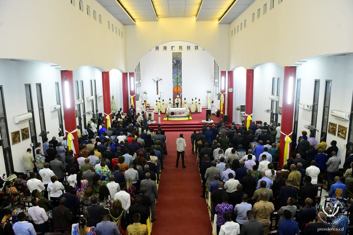 #RDC 15.04.2024 | #Kinshasa Ce lundi à l’Église Notre dame de Fatima, le Président Félix Tshisekedi a pris part à la messe de requiem organisée à l'occasion de la quatrième année de disparition de Monseigneur Gérard Mulumba, son tout premier Chef de la Maison civile.