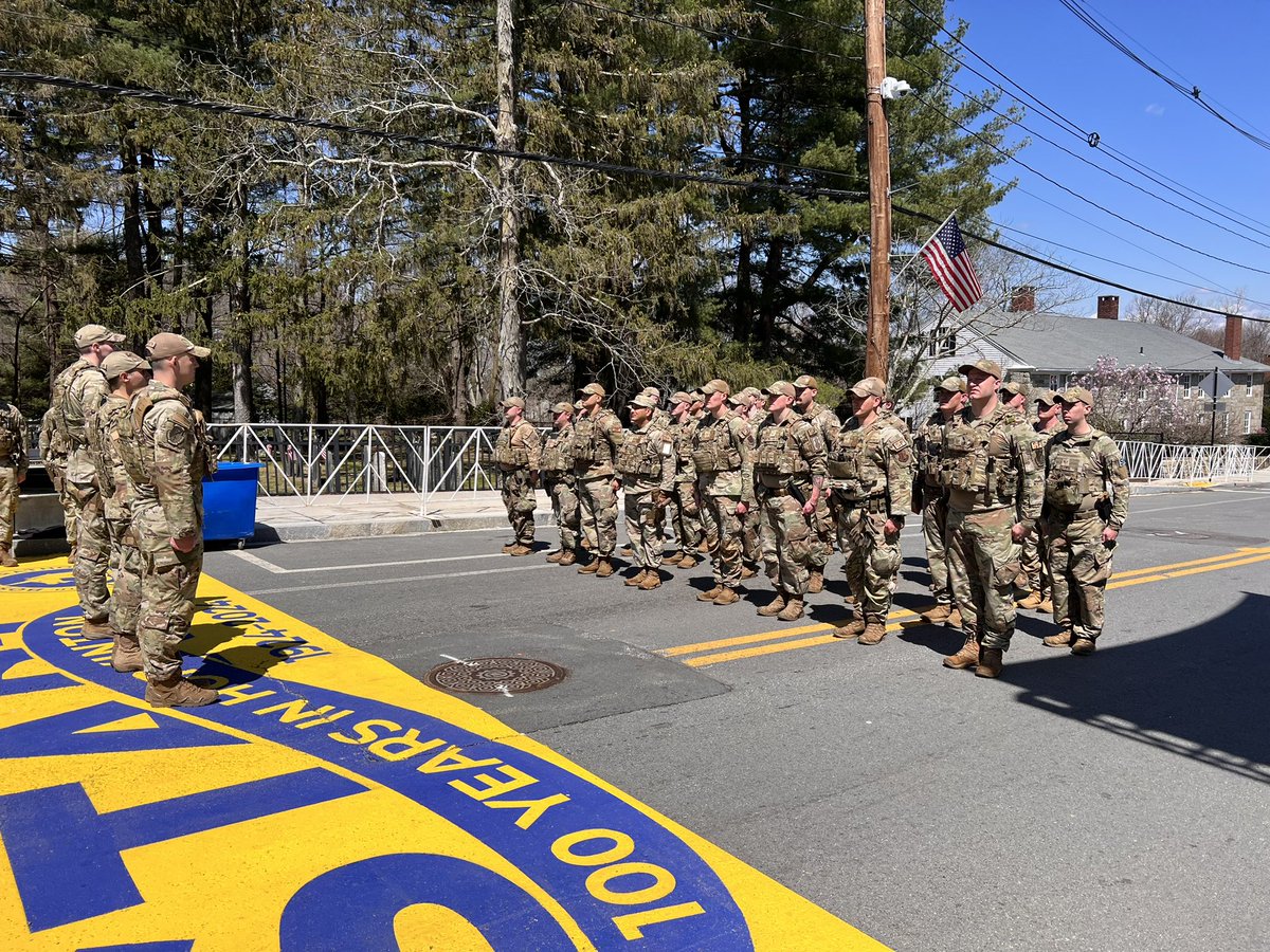 Congratulations to our two newest Senior Airmen! Security Forces from the 104th Fighter Wing held a promotion ceremony on the startling line after the final wave of Marathon runners passed through. @AdjutantGenMA @OfficialMassANG @EOPSS