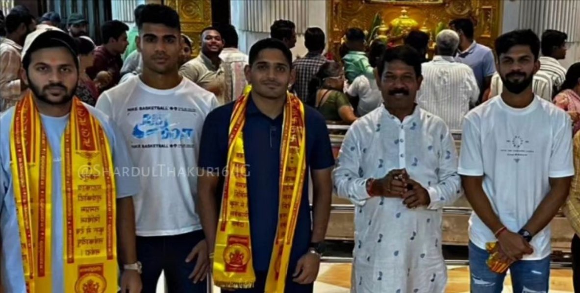 Chennai Super Kings players visited Shree Siddhivinayak Temple for blessings for IPL 2024. 🤞