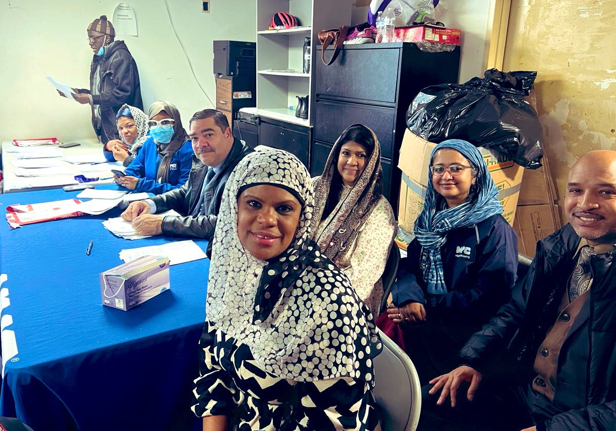 Assistant Commissioner @ErickSalgadoNYC and Deputy Commissioner @MiosotisMunoz1 attended IFTAR to provide crucial city services and resources to our Muslim immigrant such as IDNYC, NYC Care, Fair Fares, and more. Thank you, @CCHR and CAU, for inviting MOIA to help.