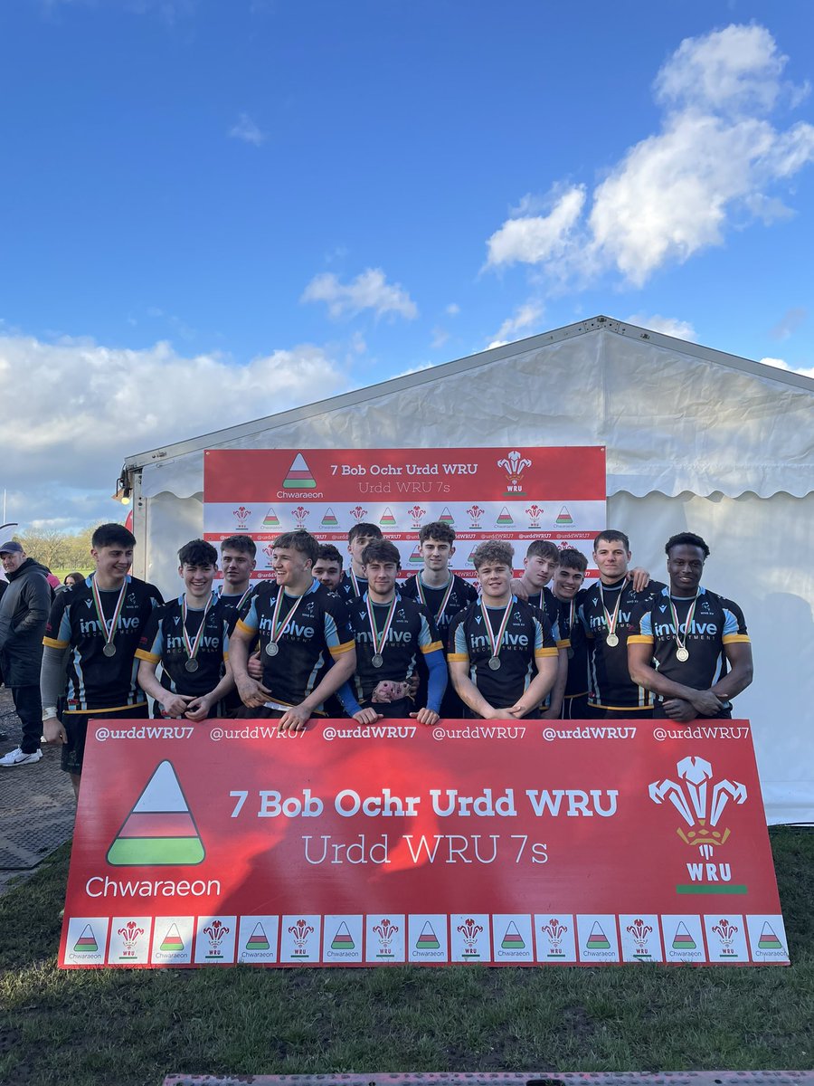 Llongyfarchiadau mawr i enillwyr y Cwpan #UrddWRU7 Bechgyn Bl.12-13 : Congratulations to the winners of the boys YR 12-13 #UrddWRU7 Cup! 🥇@Ysgol_Glantaf 🥈@whs_cardiff Da iawn pawb!👏