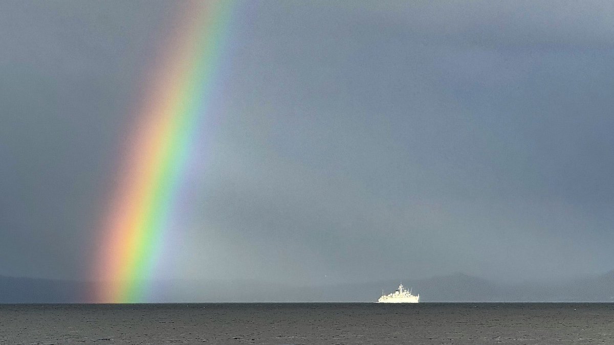 After some challenging weather 🌊 over the last few days, we have arrived in @HMNBClyde

A great 📷 of us transiting the Firth of Clyde this morning by @SheilaLWeir

Let the final @FOST Operational Sea Training preparations commence. 🧽 🧹 📋

#SmallShipsBigImpact #HurworthHunts