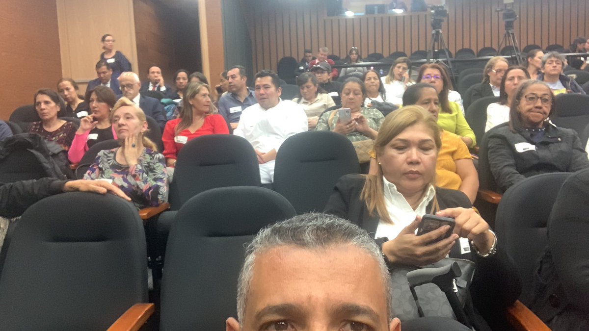 DrJOA_phisician's tweet photo. #gruposaludcoopliquidado estamos en el congreso en la audiencia de los trabajadores víctimas de la corrupción de la salud, intervenciones y liquidación de empresas del #gruposaludcoop #esimed entre otras a los que nos vulneraron nuestros derechos laborales. https://t.co/fYWBH0ab90
