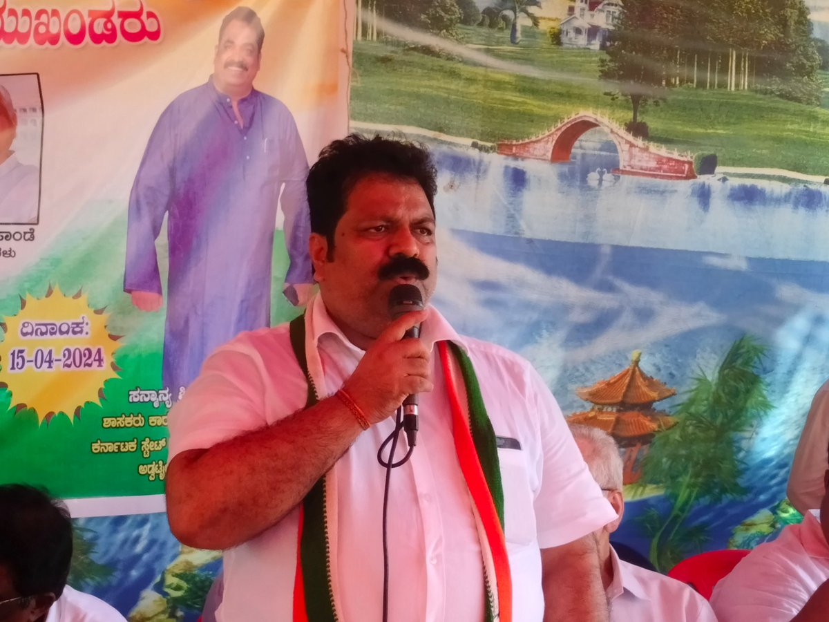 MankalSVaidya's tweet photo. ಲೋಕಸಭಾ ಚುನಾವಣೆ ಹಿನ್ನಲೆ ಇಂದು ಅಂಕೋಲಾ ವಿಧಾನಸಭಾ ಕ್ಷೇತ್ರದಲ್ಲಿ ಶ್ರೀಮತಿ @DrAnjaliTai ಪರವಾಗಿ ಬಹಿರಂಗ ಸಭೆ ನಡೆಸಿ ಮತಯಾಚನೆ ಮಾಡಲಾಯಿತು. https://t.co/q9t6iAnr0T