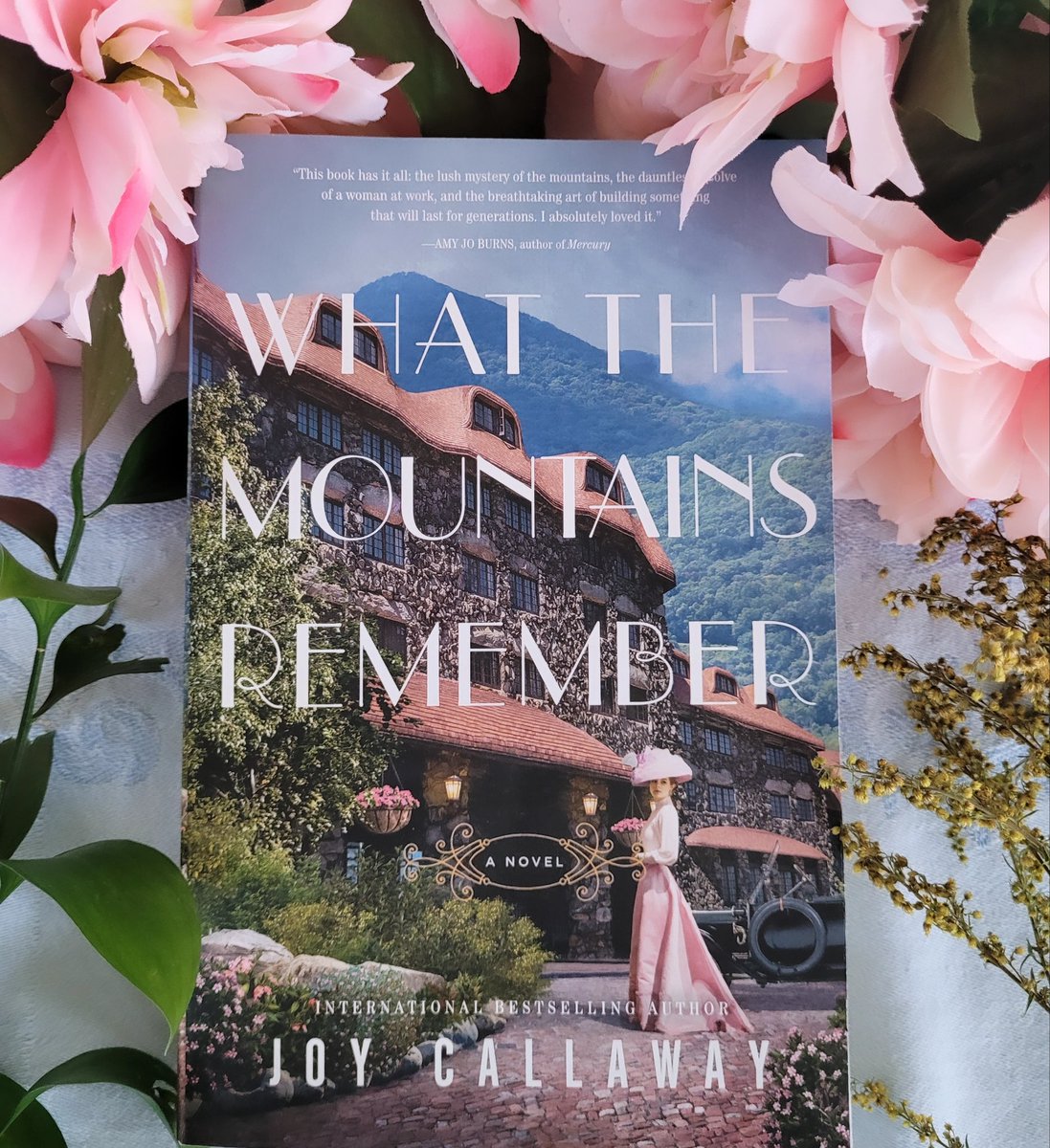 #WhattheMountainsRemember by Joy Callaway was an excellent #historicalfiction novel with a great unique setting, interesting characters, and wonderful romance.  #JoyCallaway @harpermusebooks @Austenprose #bookx
#southernfiction #newbooks