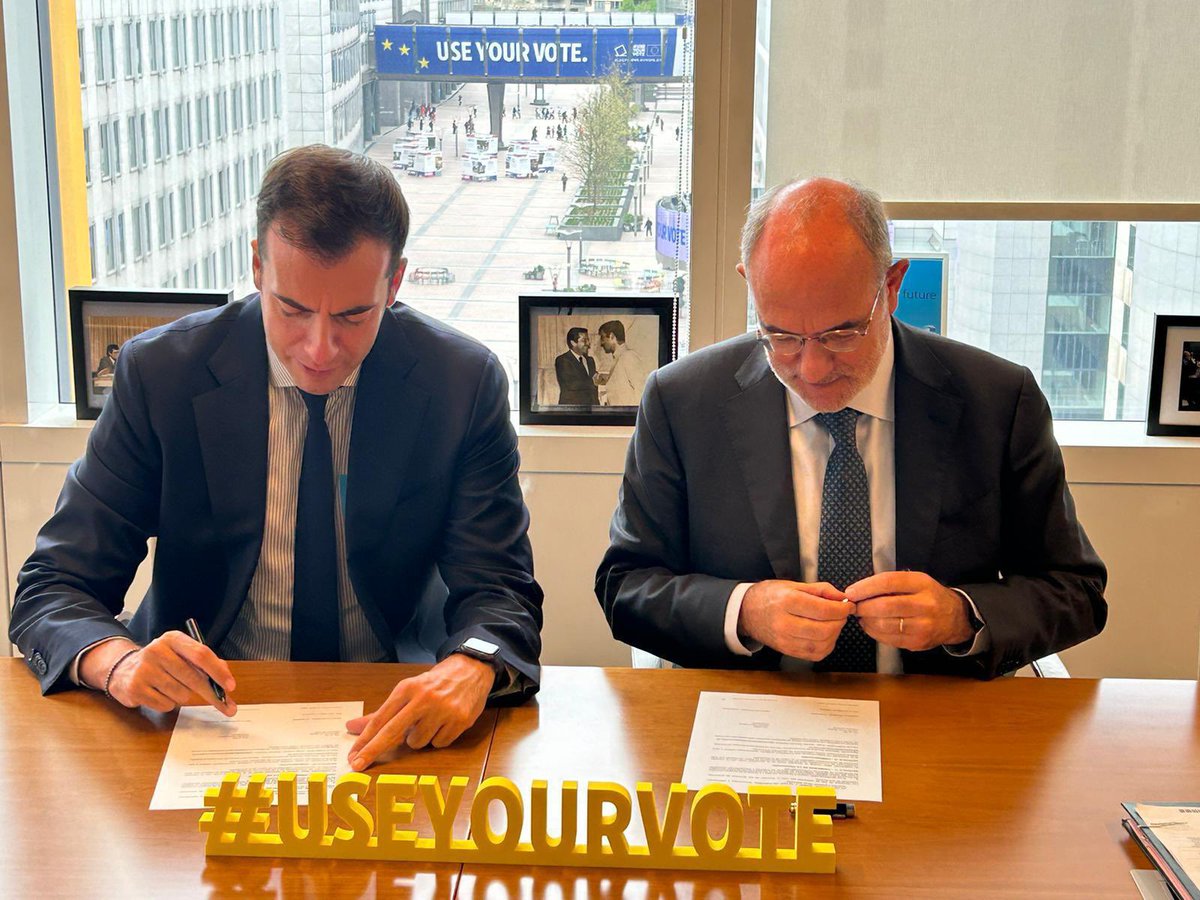 🤝🇪🇺Hoy en Bruselas hemos firmado un acuerdo con el #ParlamentoEuropeo para impulsar la participación de los españoles en el proceso democrático de la UE. #useyourvote