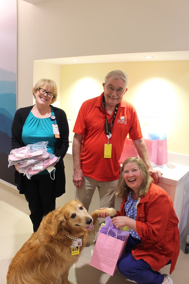 Thank you to @RainbowSandals for a generous donation of 50+ pairs of flip flops and keychains for our cancer patients. Adi (RN- Nurse Manager), Larry & April Sweetie (Volunteers) & Joncey Wagoner (Patient Support Advocate/Peer Support Coordinator)