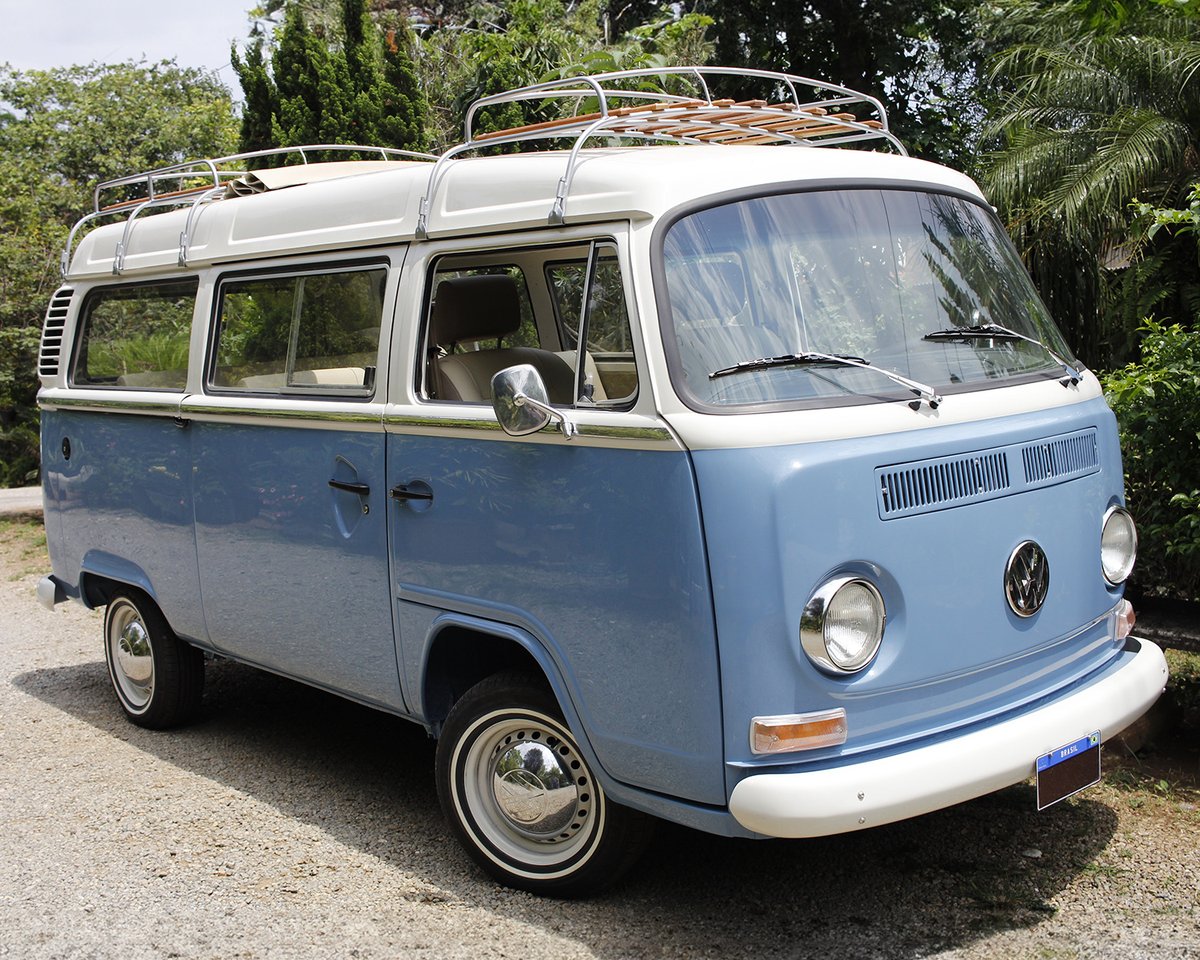 Barrett_Jackson's tweet image. Which one would you take home? The A&amp;amp;J Revival team in Brazil is bringing a 1974 @Volkswagen 23-window #microbus and a custom 1997 #Volkswagen #Kombi microbus to the 2024 Palm Beach Auction! See each of these sell with No Reserve, April 18-20

Full Docket: bit.ly/PB24TW-Volkswa…