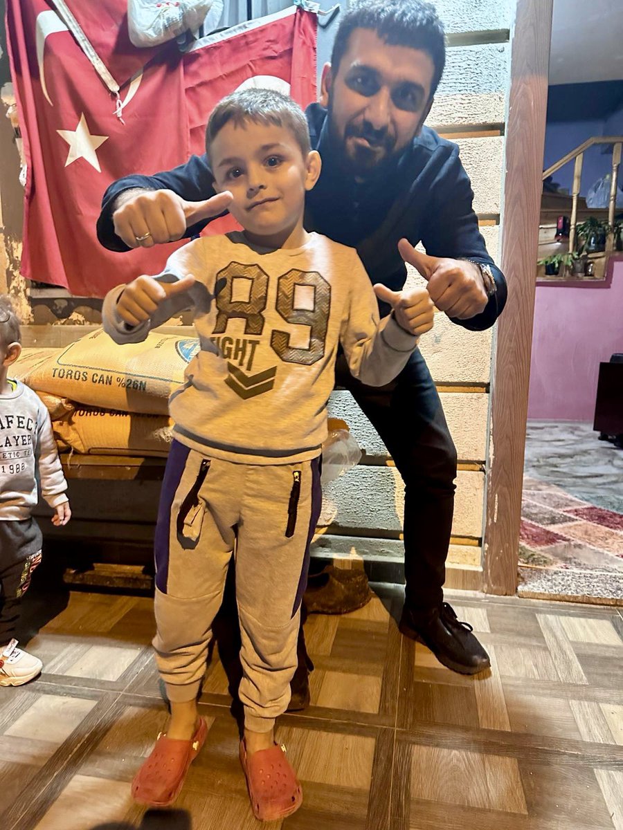 📍Trabzon

Bir ölür, bin diriliriz!

#ŞehitlerHaftası’nda Eren Bülbül kardeşimi es geçmedik; kabrini ziyaret ettik, küçük yeğeni Eren ile tanıştık.

Biz O’ndan razıyız, Rabbim şehadetini kabul eylesin.