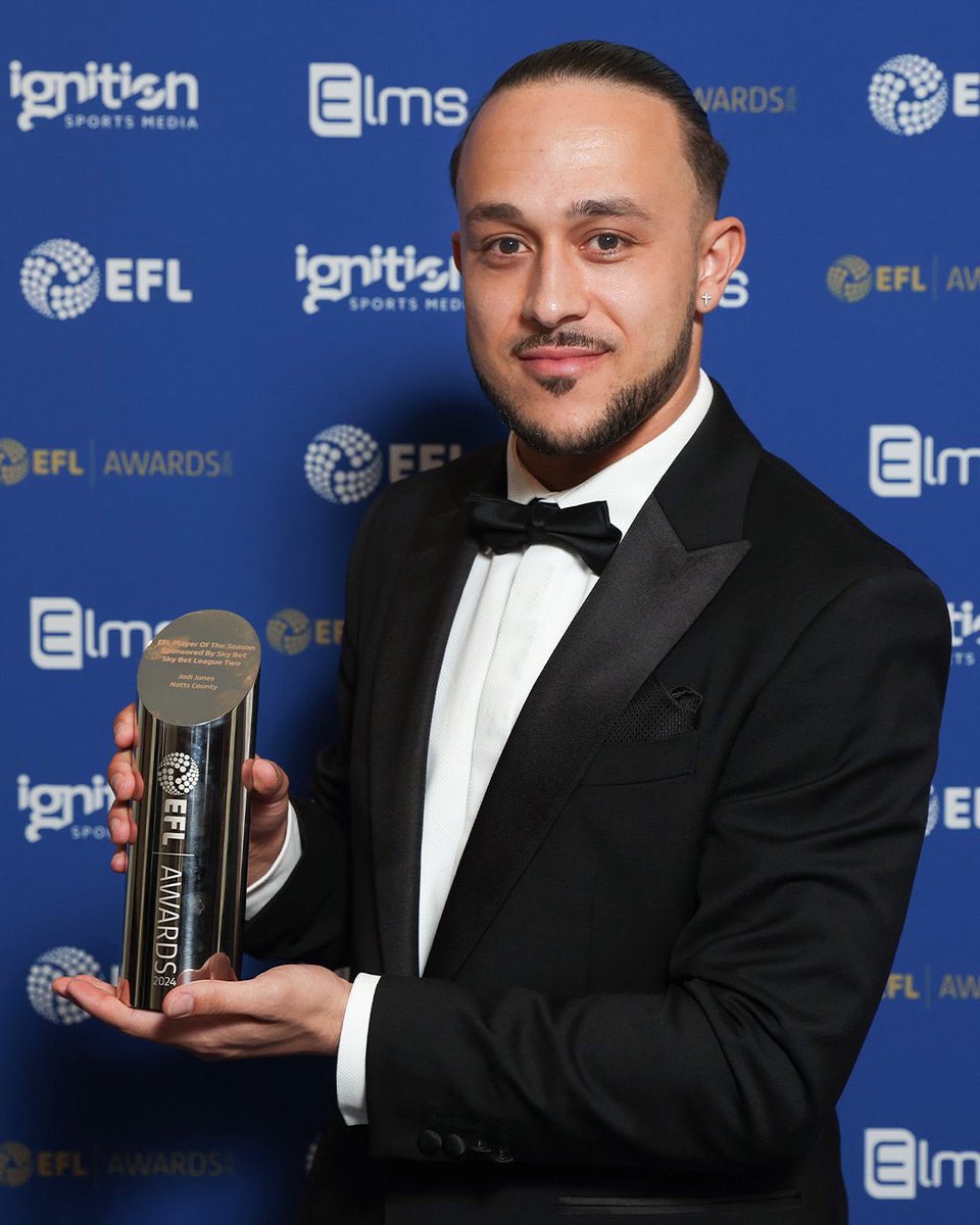 JodsJones's tweet image. Very proud moment winning League 2 player of the season! 🏆
The backbone of any individual’s success is the people that are around them. So a massive shoutout to my team mates, staff, the fans and my friends and family. This wouldn’t be possible without you all, thank you 🦋