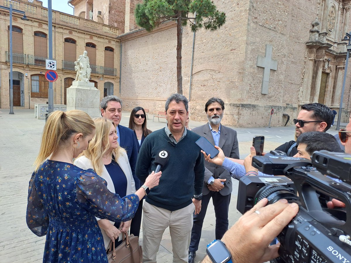 vox_cv's tweet photo. Visita de nuestro portavoz, @JoseMa_Llanos y las diputadas @MiriamTuriel y @AnaBellverVOX para dar apoyo a los propietarios de viviendas okupadas en Massamagrell.

Junto al vicepdte, @BarreraSimo,  la Directora General de Oficinas de Ayuda a Víctimas del Delito de la Conselleria de Justicia y el concejal de @VMassamagrell 

Los vecinos están sufriendo la lacra que son las okupaciones. ¡BASTA YA!