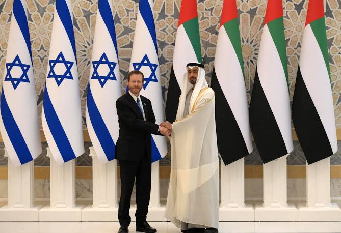 🇦🇪🇸🇦 The UAE and Saudi Arabia reportedly shared intelligence with Israel and the US to help defend Iran's attack on Israel.