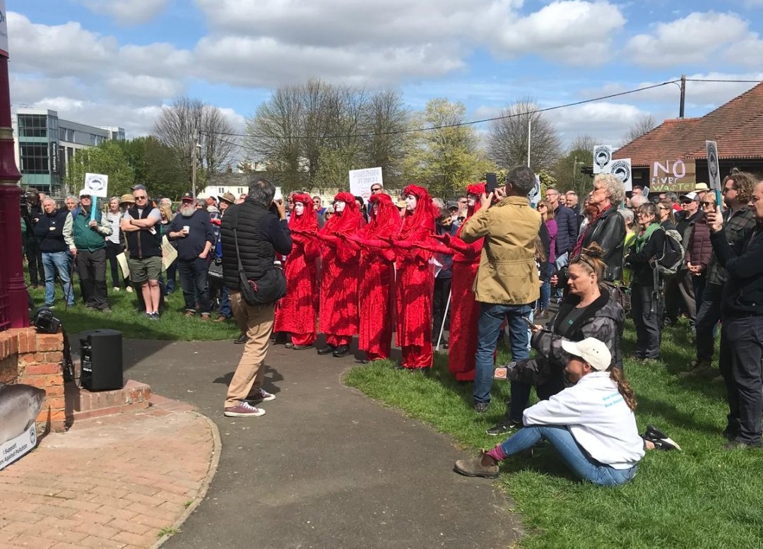 XR_Newbury's tweet image. Fantastic to see members of @redrebelbrigade in #Newbury yesterday at the ARK demo against sewage in our waterways. Fantastic turn out. Thankyou to all the organisers and those who spoke advocating real action. @GreenJennyJones 
@AnothervoiceWB 
@XRebellionUK 
@Feargal_Sharkey