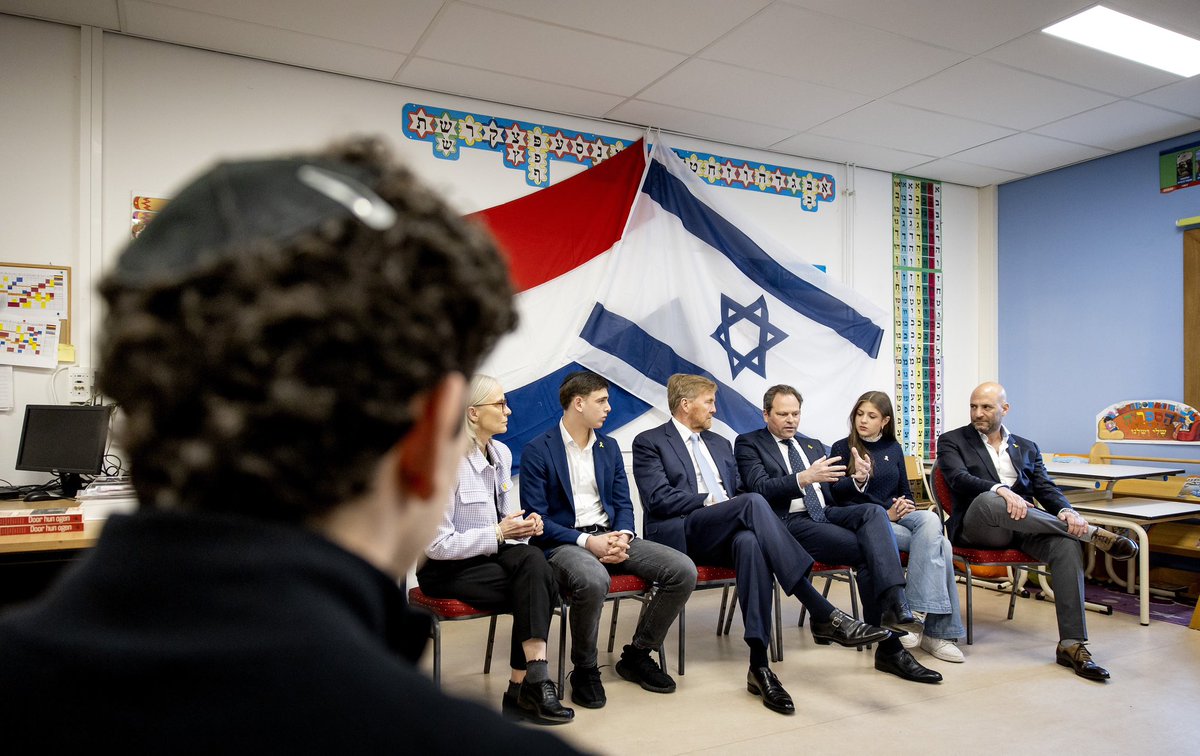 De Koning bezoekt in stadsdeel Amsterdam-Zuid o.m. multicultureel jongerencentrum ‘De Rijn’, Joodse winkeliers en de Joodse basisschool Rosj Pina. Samen met burgemeester Halsema spreekt hij daar over wat er in de wijk leeft. koninklijkhuis.nl/actueel/nieuws…