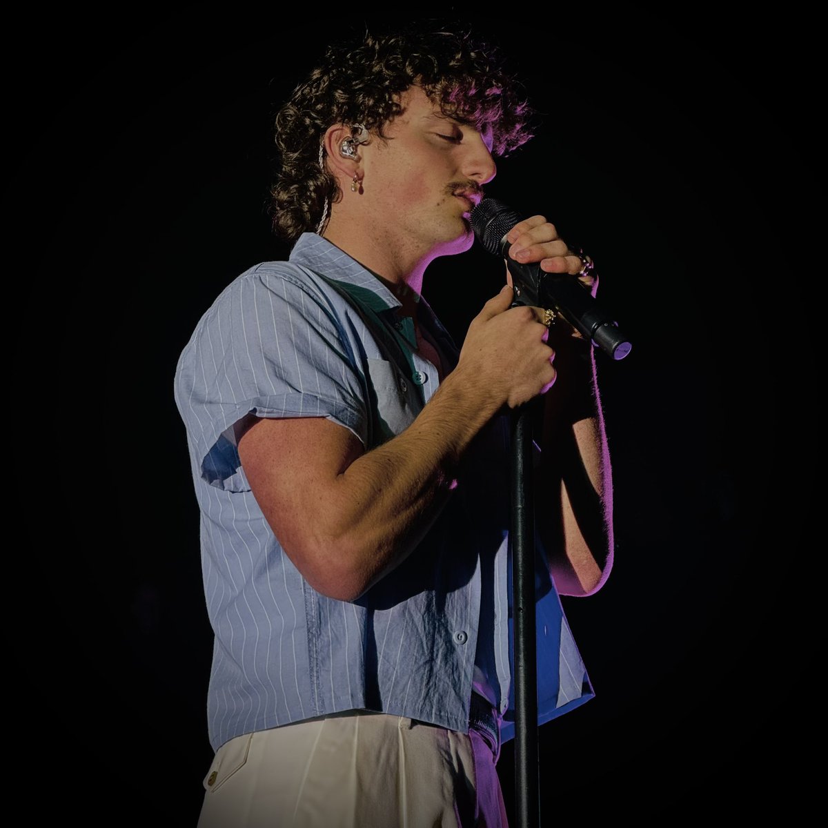 Discover the rise of <a href="/bensonboone/">Benson</a> as he brings his ‘Fireworks &amp; Rollerblades’ World Tour to the heart of Boston! Read the full review, along with a new photo by @zacktremblay! 

tremblaymediagroup.com/the-rise-of-be…