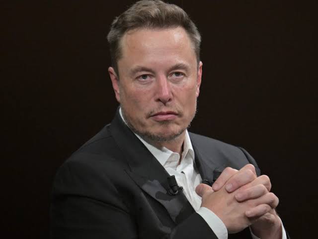 Elon Musk, X'e yeni kayıt olan kullanıcıların gönderi, yorum ve kaydetme yapmasının ücretli olacağını açıkladı.