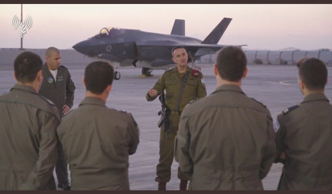 🚨⁉️🇮🇱Israil Füzelere hedef olan üsse giden İsrail Genelkurmay Başkanı, F-35’in önünde konuştu ⚠️ İran’a yanıt verilecek 💥