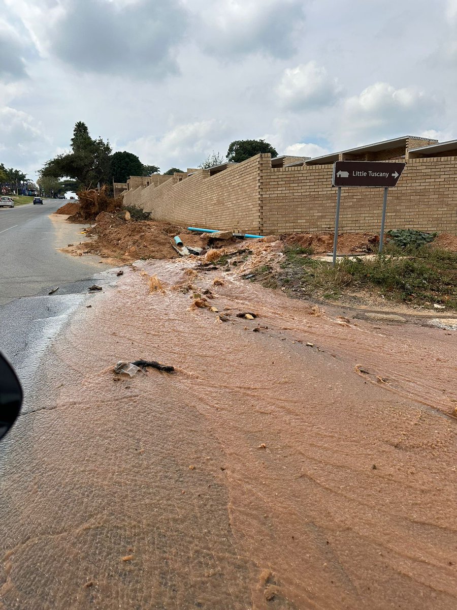 MeggynMarot's tweet photo. @JHBWater burst on cnr Sloane Street and Queen Ave Epsom Downs appears to still not be repaired, water back momentarily and off again. No water in Vrede Ave Epsom Downs. Huge water wastage here! Please log a call @BurstPipeSloane @emi_koekemoer https://t.co/6TC0bfXPUM