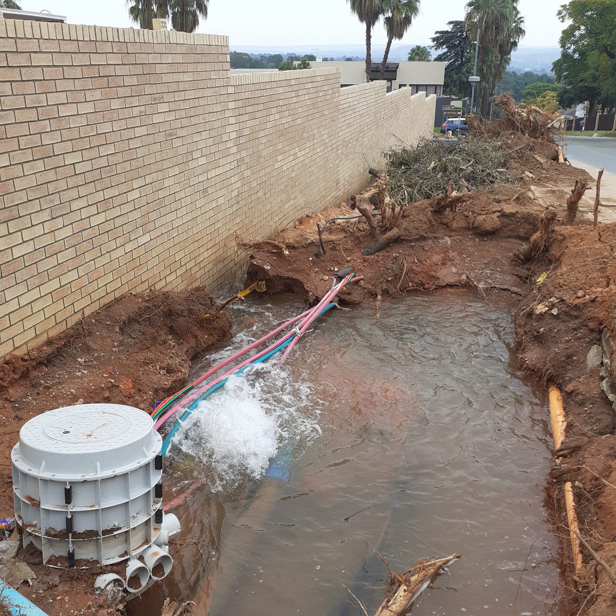 MeggynMarot's tweet photo. @JHBWater burst on cnr Sloane Street and Queen Ave Epsom Downs appears to still not be repaired, water back momentarily and off again. No water in Vrede Ave Epsom Downs. Huge water wastage here! Please log a call @BurstPipeSloane @emi_koekemoer https://t.co/6TC0bfXPUM