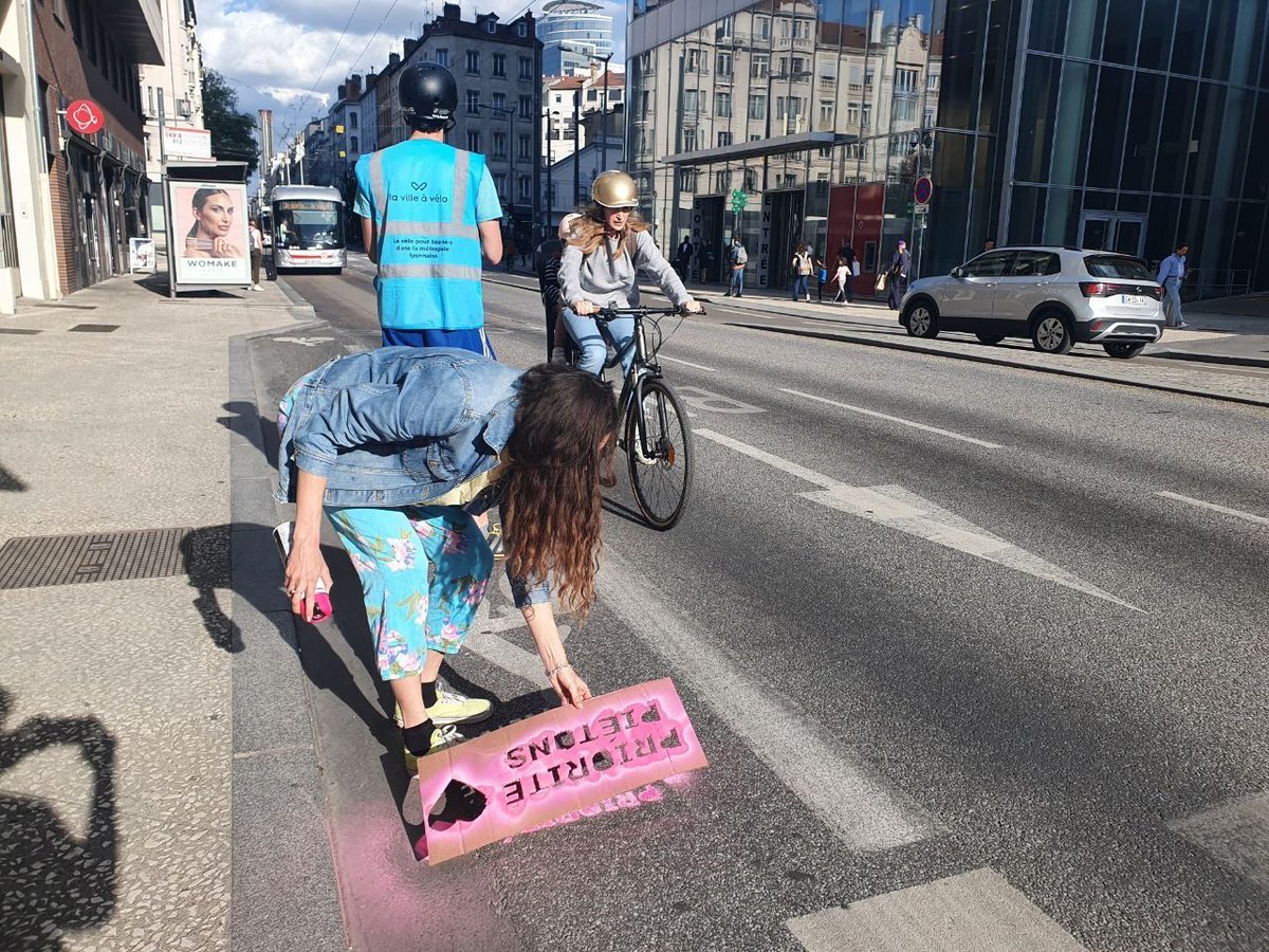 LaVilleaVelo's tweet photo. #SpoilerAlert On peut être un lobby citoyen pro-vélo🤘🏻…
ET n’avoir aucun souci à s’engager À FOND dans la sensibilisation des 🚲 aux respects des #DroitsDuPiéton🚸! 

➡️Déjà 28 passages piétons marqués Croix-Rousse > Part-Dieu, envoyez-nous vos photos si vous les voyez 😜… https://t.co/C9fSrpwV8a