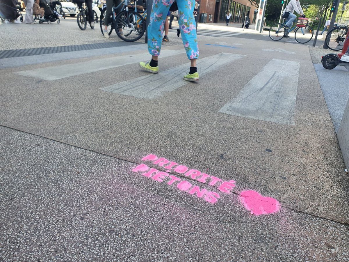 #SpoilerAlert On peut être un lobby citoyen pro-vélo🤘🏻… ET n’avoir aucun souci à s’engager À FOND dans la sensibilisation des 🚲 aux respects des #DroitsDuPiéton🚸! ➡️Déjà 28 passages piétons marqués Croix-Rousse > Part-Dieu, envoyez-nous vos photos si vous les voyez 😜…