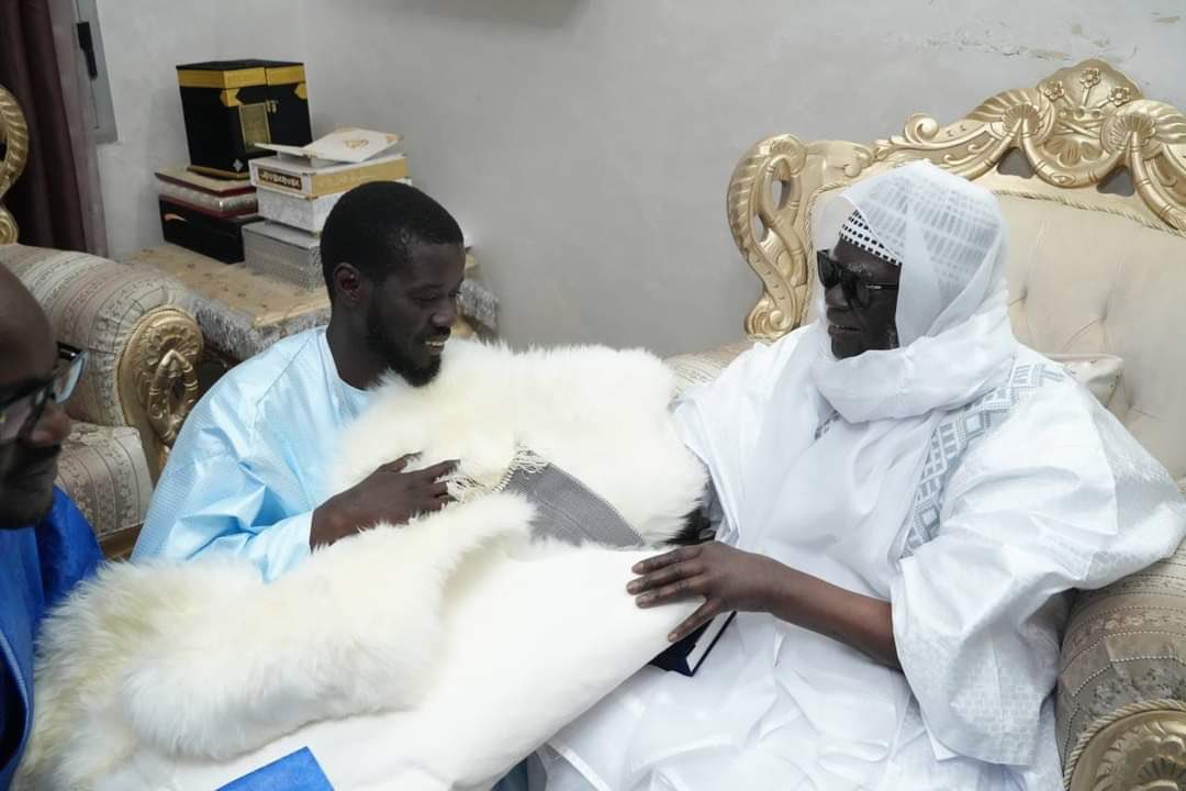 KiliFeuu's tweet photo. 📌🚨Le SEM Bassirou Diomaye Faye àTouba ❤️❤️
Baye Mountakha ❤️

Les cadeaux du khalife général des mourides Serigne Mountakha (Longue vie à lui) au Président de la République Bassirou Diomaye Faye 
Natte - chapelet en argent - Saint  Coran https://t.co/deQ3xBO5ye