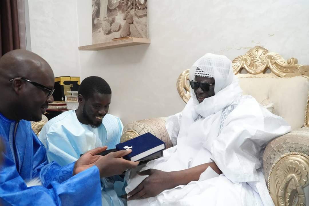 KiliFeuu's tweet photo. 📌🚨Le SEM Bassirou Diomaye Faye àTouba ❤️❤️
Baye Mountakha ❤️

Les cadeaux du khalife général des mourides Serigne Mountakha (Longue vie à lui) au Président de la République Bassirou Diomaye Faye 
Natte - chapelet en argent - Saint  Coran https://t.co/deQ3xBO5ye