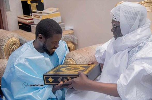 KiliFeuu's tweet photo. 📌🚨Le SEM Bassirou Diomaye Faye àTouba ❤️❤️
Baye Mountakha ❤️

Les cadeaux du khalife général des mourides Serigne Mountakha (Longue vie à lui) au Président de la République Bassirou Diomaye Faye 
Natte - chapelet en argent - Saint  Coran https://t.co/deQ3xBO5ye