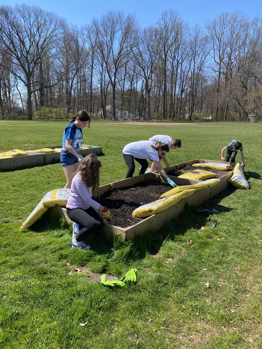 Student Leaders preparing the garden beds for Spring! 💐#teamOHS <a href="/PrincipalSarah/">Sarah Scionti</a> <a href="/RobTob32/">Robin</a>