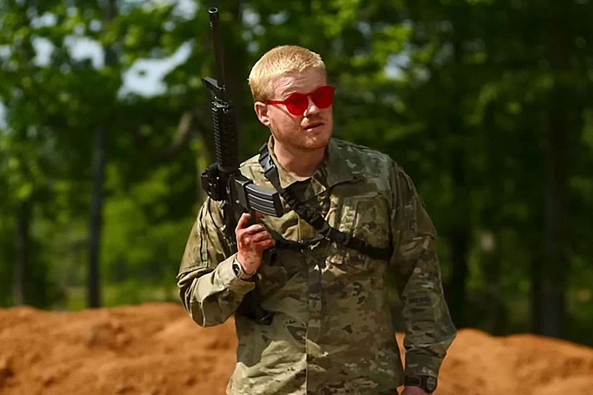 CultureCrave's tweet photo. Jesse Plemons was cast in #CivilWar just days before filming his sequence 

The original actor dropped out and his wife Kirsten Dunst suggested him for the role

"Watching him play that role, I was like, ‘Dang, my baby is crushing this ... I was like, ‘Fuck, he’s a good actor'" https://t.co/UecI1KPtNl