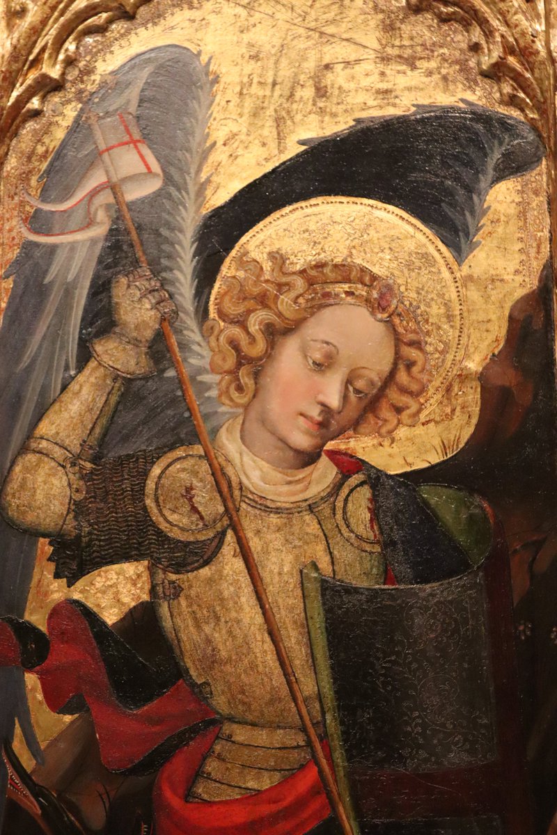 para el #DiaMundialDelArte uno de los fragmentos de mis retablos favoritos. El San Miguel Arcángel de Jaume Mateu que podéis disfrutar en el @GVAmubav , de la primera mitad del siglo XV.
Una joya de la época.