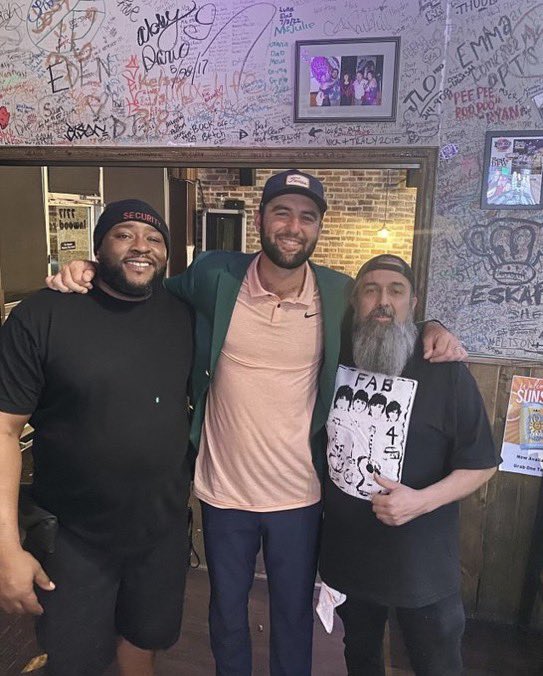 PGATUOR's tweet photo. Scottie was wearing the green jacket at Inwood Tavern last night in Dallas 🔥 https://t.co/TwJGATSVcS