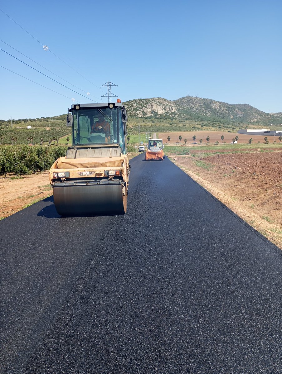 🚧 ¡Work in progress! 🚧 🚚Hoy os mostramos las últimas imágenes del 𝗿𝗲𝗳𝘂𝗲𝗿𝘇𝗼 𝗱𝗲𝗹 𝗳𝗶𝗿𝗺𝗲 en la 𝗖.𝗣. 𝗕𝗔-𝟬𝟭𝟮, desde 𝗔𝗹𝗺𝗲𝗻𝗱𝗿𝗮𝗹𝗲𝗷𝗼 hasta la 𝗡-𝗩 por 𝗔𝗿𝗿𝗼𝘆𝗼 𝗱𝗲 𝗦𝗮𝗻 𝗦𝗲𝗿𝘃𝗮́𝗻, incluyendo el tramo de variante de Arroyo de San Serván.