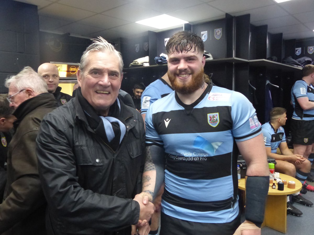 Saturday saw @jasonharries13 and Efan Daniel earn their club ties. They were presented after the game by former players (and current committee members) John Huw Williams and @ChrisCo21927376. #BlueAndBlacks 💙🖤